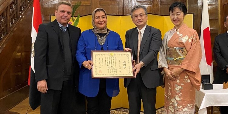 تتويج مدربة الإيكيبانا بشهادة تقدير من وزير الخارجية الياباني