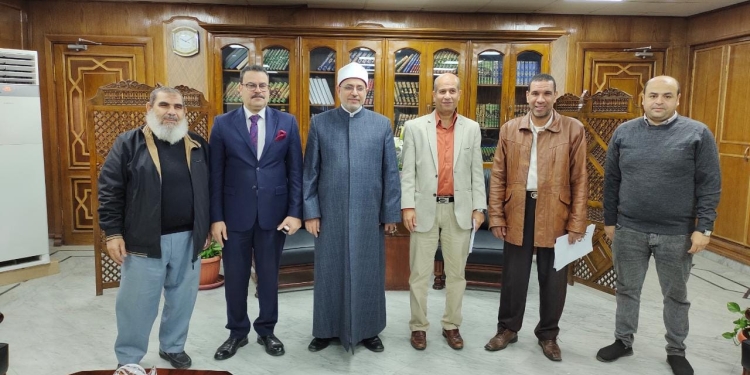 رئيس جامعة الأزهر يبحث مقترحات التطوير لتيسير متطلبات الطلاب الوافدين