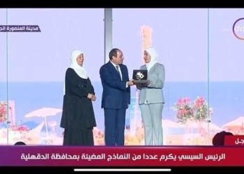 السيسي يكرم أول باحثة كفيفة تحصل على الدكتوراه في الأدب الانجليزي من جامعة المنصورة  