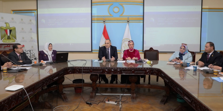 التعليم تناقش حوكمة المدارس الرسمية لغات والمتميزة لغات مع مديريها