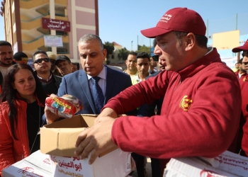 اللواء طارق الفقى محافظ اسيوط يستعرض كرتونة المواد الغذائية فى قافلة ستر وعافية