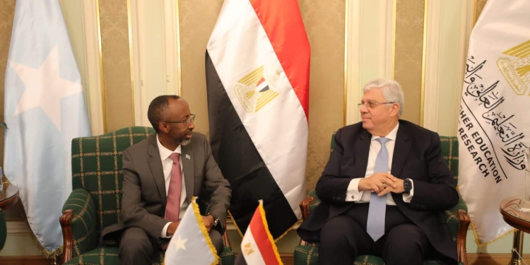 وزير التعليم العالي يبحث مع نظيره الصومالي سُبل التعاون المُشترك