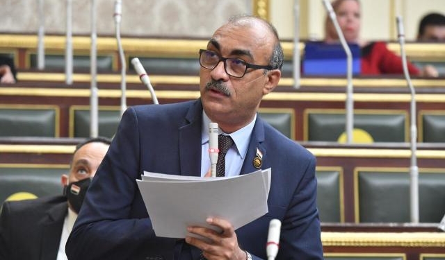 «برلماني» لوزير التعليم: أين حقوق العاملين على الصناديق الخاصة؟