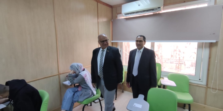 رئيس جامعة مدينة السادات يتفقد سير الامتحانات بكلية الحاسبات