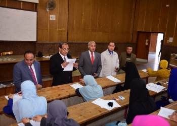 رئيس جامعة سوهاج يتابع انتظام سير أعمال امتحانات الفصل الدراسي الأول بكلية الآداب بالمقر الجديد
