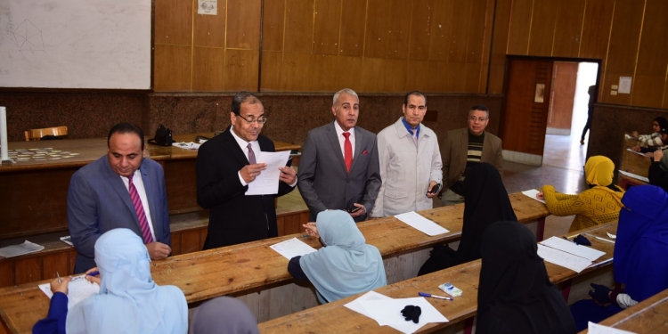 رئيس جامعة سوهاج يتابع انتظام سير أعمال امتحانات الفصل الدراسي الأول بكلية الآداب بالمقر الجديد