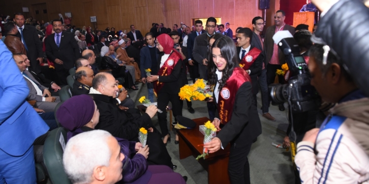 بحضور محافظ الإقليم والقيادات الأمنية والدينية والشعبية جامعة أسيوط تقيم احتفالا حاشدا بمناسبة عيد الشرطة ال71