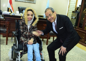 جامعة سوهاج تهدي طالبة من ذوي الاحتياجات الخاصة كرسي متحرك كهربائي