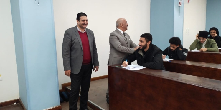 نائب رئيس جامعة الزقازيق يتفقد سير امتحانات الفصل الدراسى الأول بكلية طب وجراحة الفم والأسنان