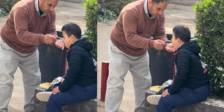 صورة معلم يُطعم طالب من ذوي الهمم تشعل السوشيال ميديا