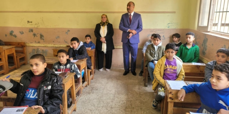 محافظ المنوفية يتفقد لجان بشبين الكوم للاطمئنان علي انتظام سير الامتحانات 