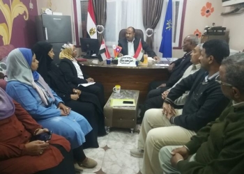 توجيه مهم بشأن نتيجة الترم الأول للشهادة الإعدادية بأسوانوشدد على ضرورة بحث آليات سد العجز بالمواد المختلفة بكافة مدارس الادارة، مؤكدا على مراعاة التوازن في توزيع المعلمين بالمدارس المختلفة مع الالتزام بالقواعد و الآليات فى ضوء التعليمات الوزارية و الكتب الدورية المنوطة بذلك. كما تم بحث استعداد كافة مدارسنا لاستقبال التلاميذ مع انطلاق الفصل الدراسي الثاني للعام الدراسى ٢٠٢٣/٢٠٢٢حيث أكد على ضرورة الاستعداد الجيد و الانتهاء من كافة أعمال الصيانة البسيطة والنظافة العامة لكافة المدارس فى اطار الحرص على توفير أجواء مناسبة للتلاميذ و الطلاب ليتلقو دروسهم في هدوء ويسر. وشدد على ضرورة الإسراع فى اعلان النتائج الخاصة بامتحانات النقل والتدقيق الجيد لها من خلال المدارس المختلفة والكنترولات بها مع المتابعة المستمرة لكافة مدارس المرحلتين الابتدائية و الإعدادية.