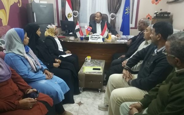 توجيه مهم بشأن نتيجة الترم الأول للشهادة الإعدادية بأسوانوشدد على ضرورة بحث آليات سد العجز بالمواد المختلفة بكافة مدارس الادارة، مؤكدا على مراعاة التوازن في توزيع المعلمين بالمدارس المختلفة مع الالتزام بالقواعد و الآليات فى ضوء التعليمات الوزارية و الكتب الدورية المنوطة بذلك. كما تم بحث استعداد كافة مدارسنا لاستقبال التلاميذ مع انطلاق الفصل الدراسي الثاني للعام الدراسى ٢٠٢٣/٢٠٢٢حيث أكد على ضرورة الاستعداد الجيد و الانتهاء من كافة أعمال الصيانة البسيطة والنظافة العامة لكافة المدارس فى اطار الحرص على توفير أجواء مناسبة للتلاميذ و الطلاب ليتلقو دروسهم في هدوء ويسر. وشدد على ضرورة الإسراع فى اعلان النتائج الخاصة بامتحانات النقل والتدقيق الجيد لها من خلال المدارس المختلفة والكنترولات بها مع المتابعة المستمرة لكافة مدارس المرحلتين الابتدائية و الإعدادية.