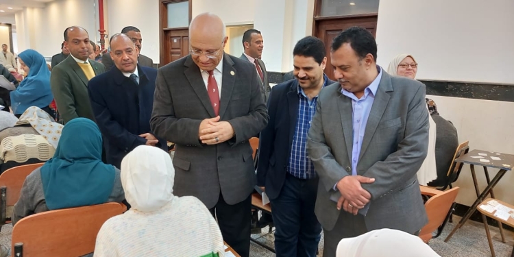 رئيس جامعة بنها يتفقد الامتحانات بكليات "التربية الرياضية والعلاج الطبيعي والتربية"