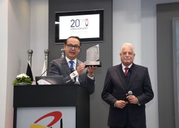 الجامعة الألمانية تكرم محافظ جنوب سيناء وتهديه درع حجر رشيد