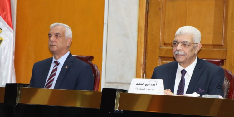 جامعة المنوفية تكرم رئيس الجامعة السابق