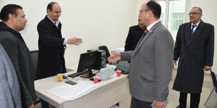 رئيس جامعة حلوان يتفقد سير الامتحانات في الجامعة الأهلية