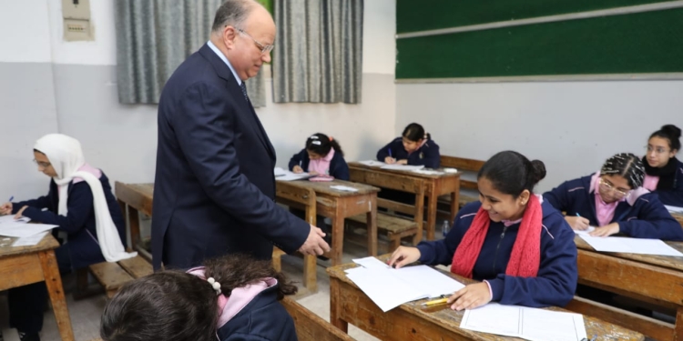 محافظ القاهرة يتفقد لجان امتحانات الشهادة الإعدادية ويوجه رسالة للأهالي