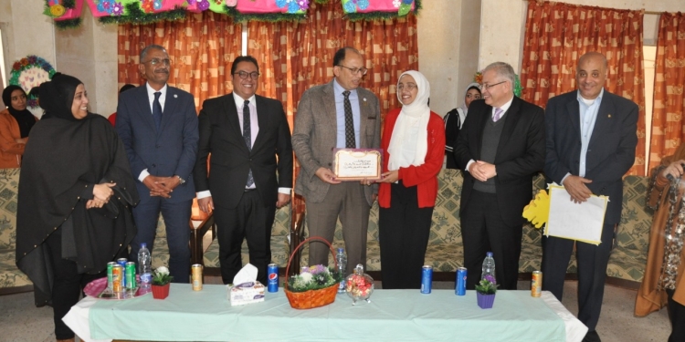 رئيس جامعة حلوان يفتتح المعرض السنوي الخيري لطلاب المدن الجامعية