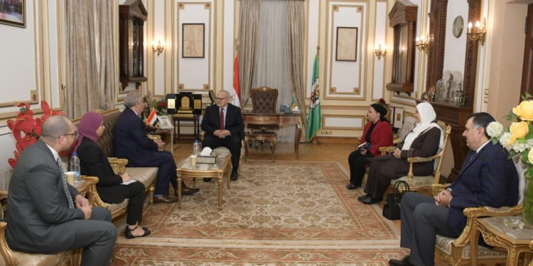رئيس جامعة القاهرة يبحث سبل التعاون مع سفير بيرو بالقاهرة