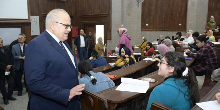 رئيس جامعة القاهرة يتفقد سير الامتحانات بكليات الجامعة