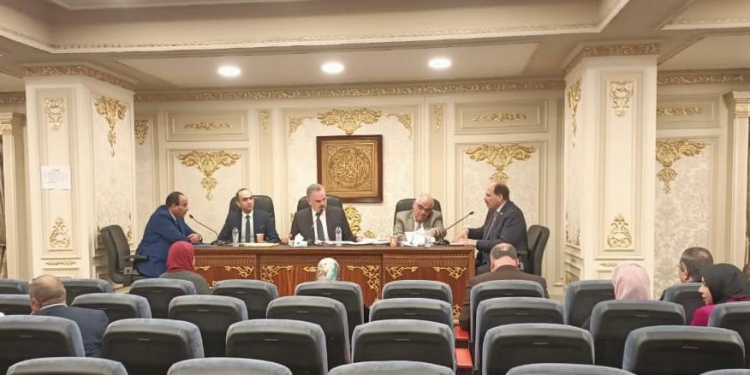 جامعة سوهاج تناقش اقتراح لإنشاء مدرسة للتمريض بالمستشفى الجامعي