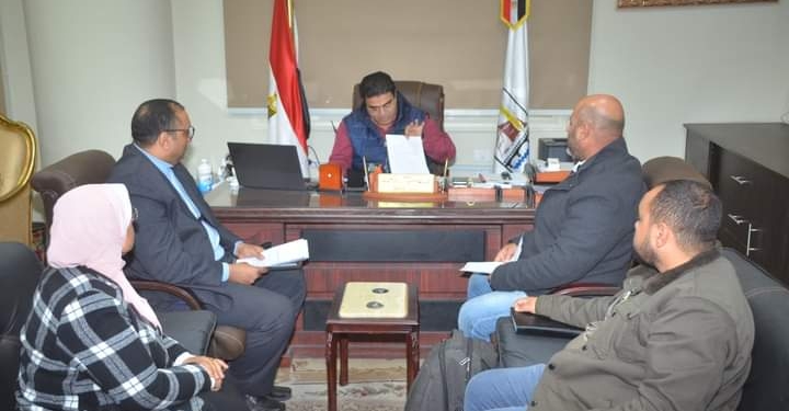 محافظ بني سويف يوجه مسئولي «التعليم» بالتأكد من سلامة التغذية المدرسية