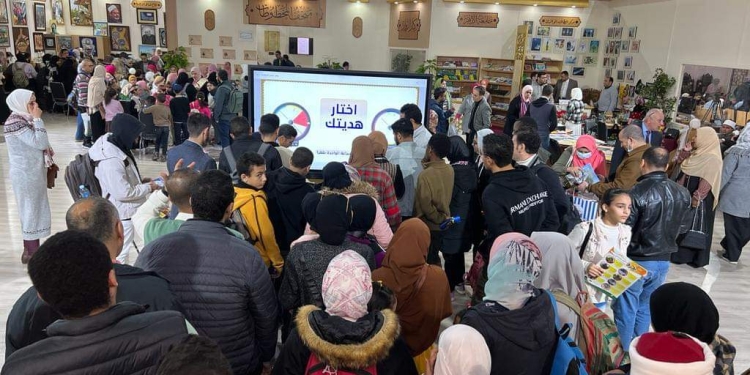 ﻿مسابقة "اختر هديتك" بجناح الأزهر الشريف تجذب رواد معرض الكتاب وترسم البهجة على وجوه الزوار
