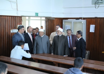 ﻿رئيس جامعة الأزهر ونائب الوجه البحري يتفقدان امتحانات التخلف بأصول الدين المنوفية