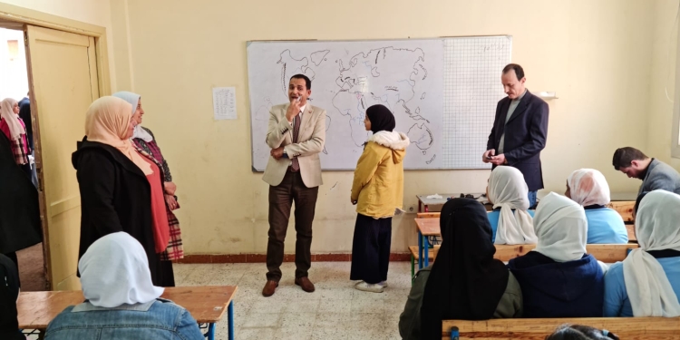 «القاهرة» تطلق قوافل تعليمية وتنويرية بحى الأسمرات