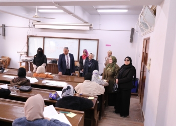 ﻿نائب رئيس جامعة الأزهر يتفقد لجان امتحانات كليات فرع البنات