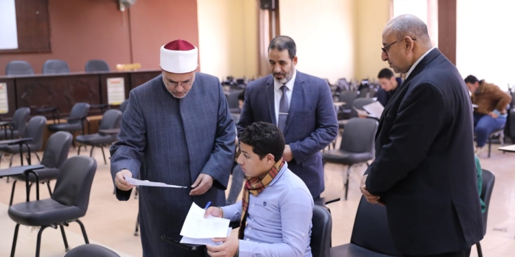 رئيس جامعة الأزهر يتفقد امتحانات كلية الدعوة ويشيد بانضباط لجانها