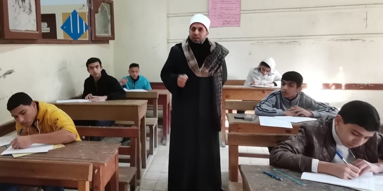 ﻿رئيس الشرقية الأزهرية يتفقد امتحانات النقل الثانوي ويشيد بانتظام الطلاب