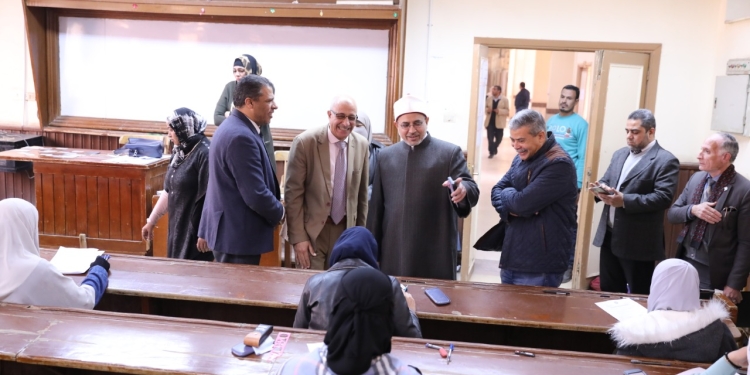 ﻿رئيس جامعة الأزهر يتابع أعمال الامتحانات بكلية الهندسة بنات