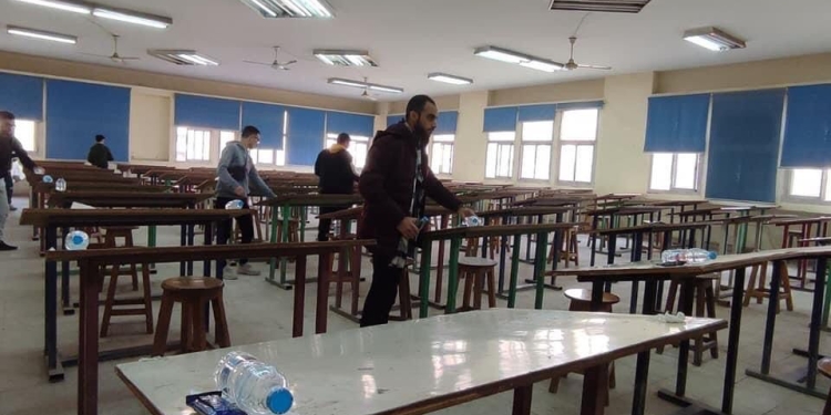 بالشوكولاتة والمياة المعدنية تستقبل هندسة حلوان طلابها تفاصيل