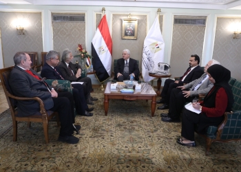 وزير التعليم العالي يلتقي نقيب الأطباء لبحث التعاون المشترك 