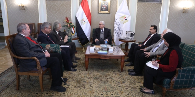 وزير التعليم العالي يلتقي نقيب الأطباء لبحث التعاون المشترك 