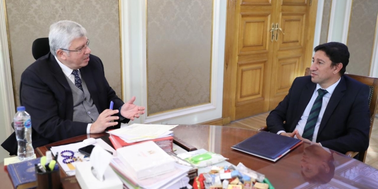 وزير التعليم العالي يبحث مع نقيب البيطريين تطوير كليات الطب البيطري