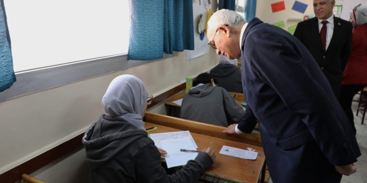 نشر امتحان اقتصاد الثانوية العامة 2023 بعد 10 دقائق.. التعليم"أسئلة قديمة" والطلاب: "الامتحان صحيح"