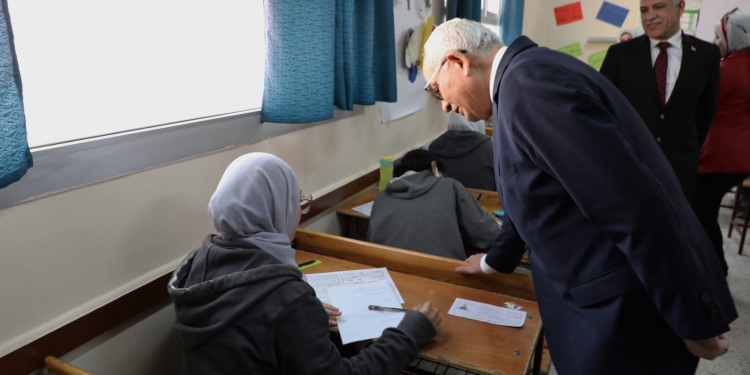 تصل للحبس.. عقوبة حيازة موبايل داخل لجان الامتحانات 2023