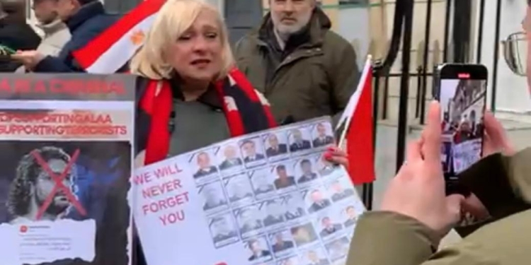 الجالية المصرية في بريطانيا في وقفة امام السفارة تضامنا مع الشرطة المصرية في عيدها