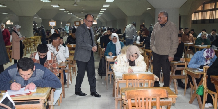 رئيس جامعة حلوان يوجه بإجراء التسهيلات اللازمة خلال امتحانات الفصل الدراسي الأول