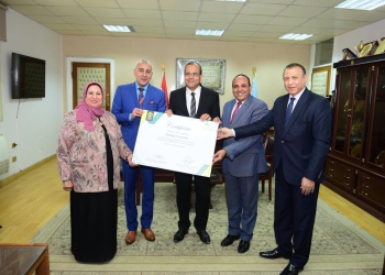 رئيس جامعة سوهاج يتسلم شهادة التصنيف الدولية للجامعات المستدامة ٢٠٢٢