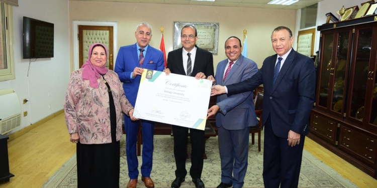 رئيس جامعة سوهاج يتسلم شهادة التصنيف الدولية للجامعات المستدامة ٢٠٢٢
