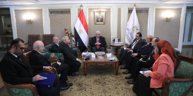 وزير التعليم العالي يبحث سبل التعاون مع نقيب نقابة العلاج الطبيعي