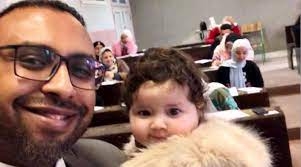 “لابد أن نتذكر انسانيتنا”.. رد حاسم من دكتور جامعي بعد حمله أبنة طالبة أثناء الامتحان