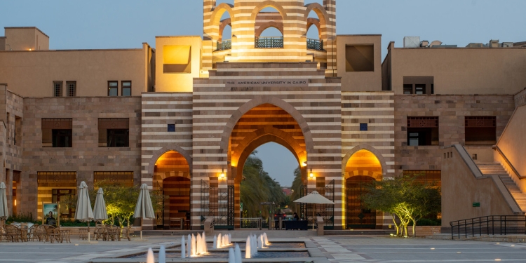 الجامعة الأمريكية بالقاهرة تقدم منح للدراسات العليا في مصر