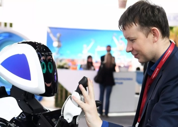 على نهج الروبوت المحامي ... الروبوت الروسي يبدأ بتعليم الأطفال في الهند