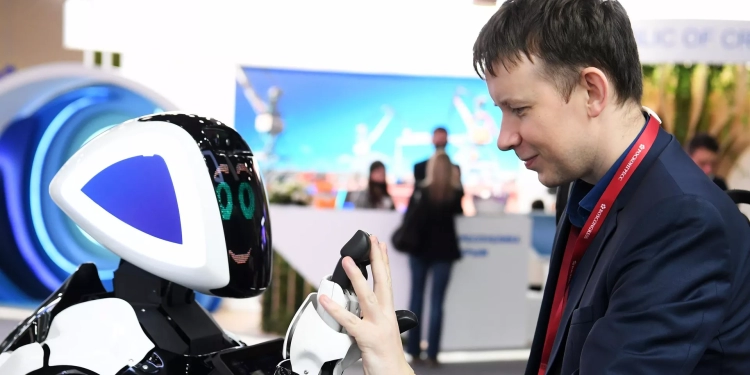 على نهج الروبوت المحامي ... الروبوت الروسي يبدأ بتعليم الأطفال في الهند