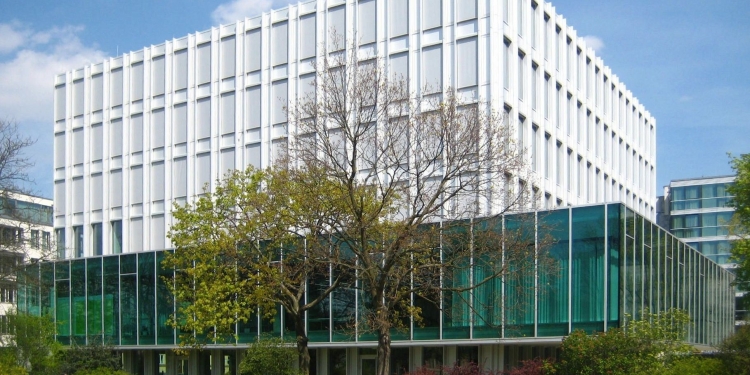 لطلاب المرحلة الجامعية والدراسات العليا.. منح دراسية من مؤسسة هاينريش بول الألمانية